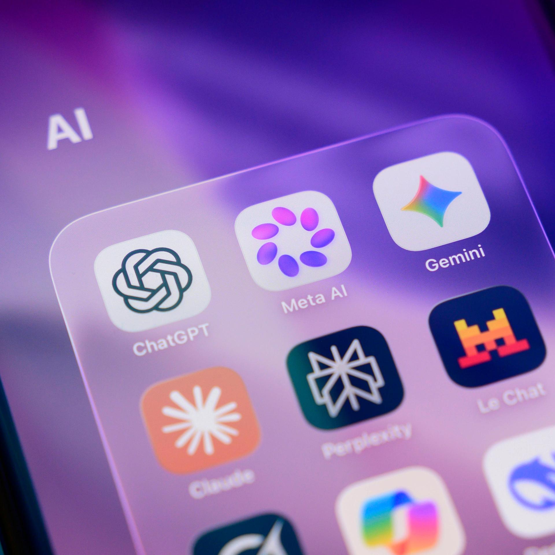 Abgebildet sind die Logos führender KI-Chatbots aus den USA, China und Europa.