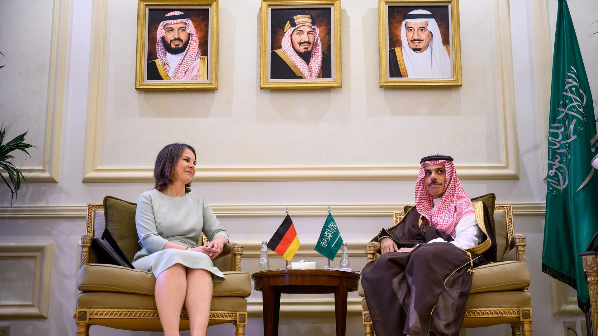 Außenministerin Annalena Baerbock (Bündnis 90/Die Grünen) und der saudische Außenminister Prinz Faisal bin Farhan bin Abdullah Al-Saud. Baerbock besuchte bei ihrer dreitägigen Reise an den Persischen Golf die Länder Saudi-Arabien und die Vereinigten Arabischen Emirate.