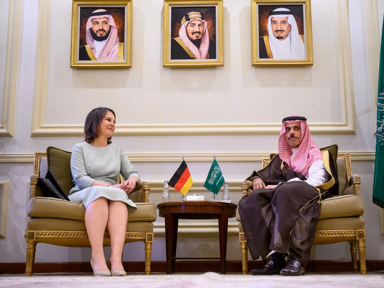 Außenministerin Annalena Baerbock (Bündnis 90/Die Grünen) und der saudische Außenminister Prinz Faisal bin Farhan bin Abdullah Al-Saud. Baerbock besuchte bei ihrer dreitägigen Reise an den Persischen Golf die Länder Saudi-Arabien und die Vereinigten Arabischen Emirate.
