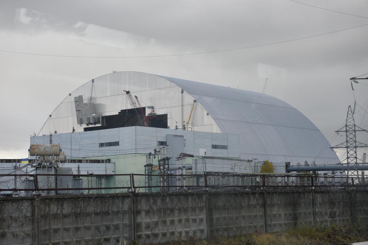 Über dem ehemaligen Kernkraftwerk Tschernobyl liegt ein sogenannter Sarkophag.