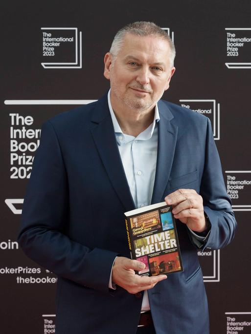 Der bulgarische Schriftsteller Georgi Gospodinov steht mit seinem Buch "Time Shelter" bei der International Booker Prize Verleihung in London, 23.05.2023. 