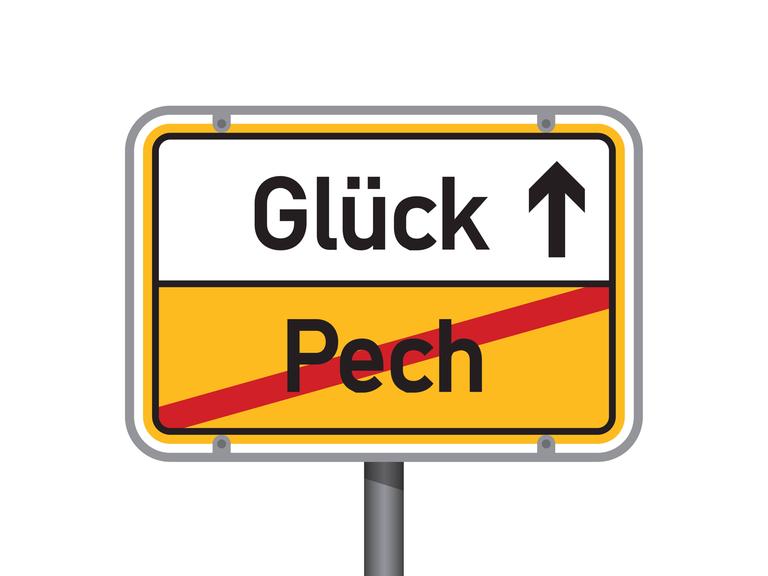 Ein Straßenschild auf dem Pech und Glück steht. Pech ist rot durchgestrichen. 
