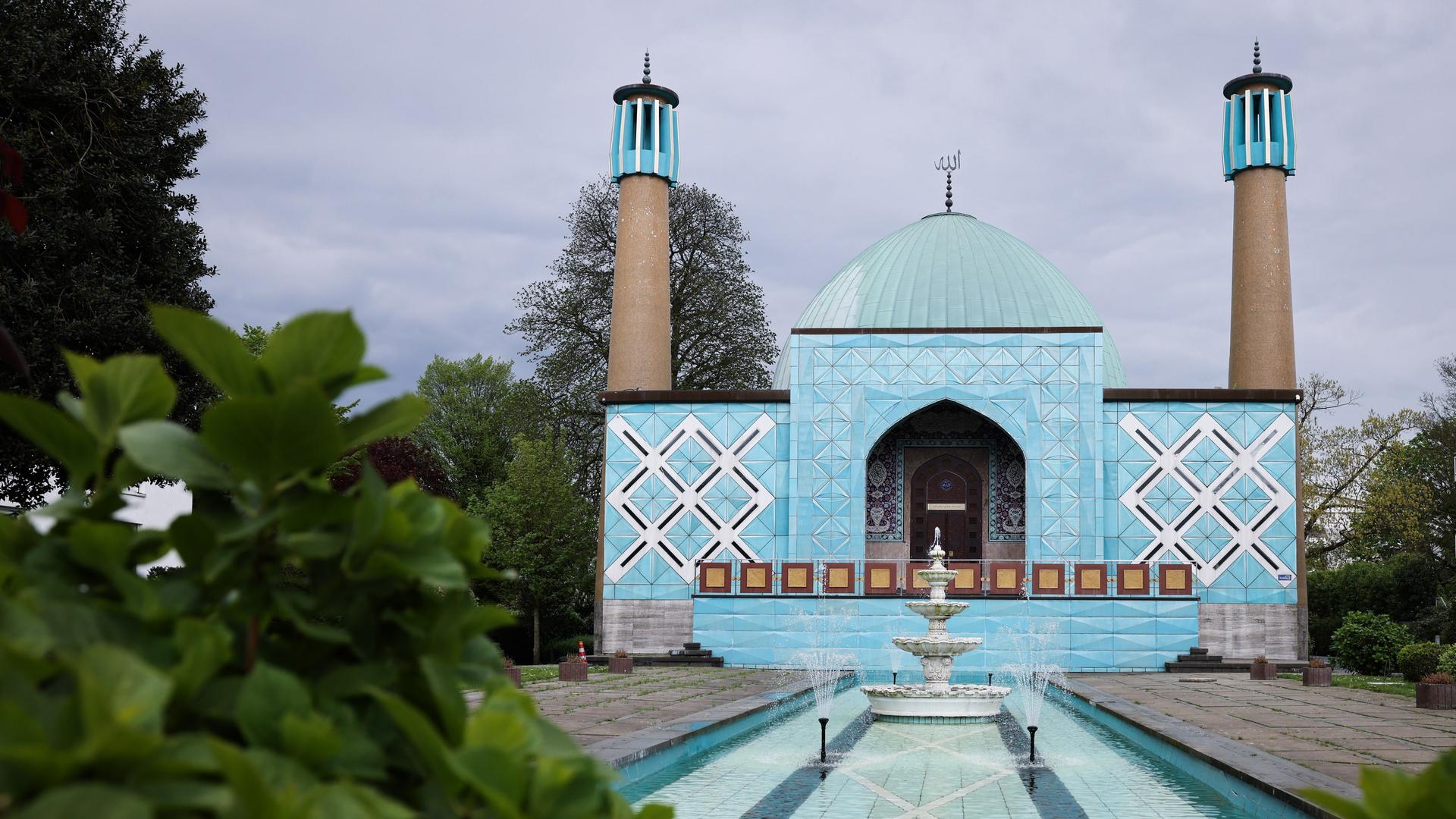 Außenansicht der Imam Ali Moschee (Blaue Moschee) mit dem Islamischen Zentrum Hamburg (IZH) an der Außenalster.