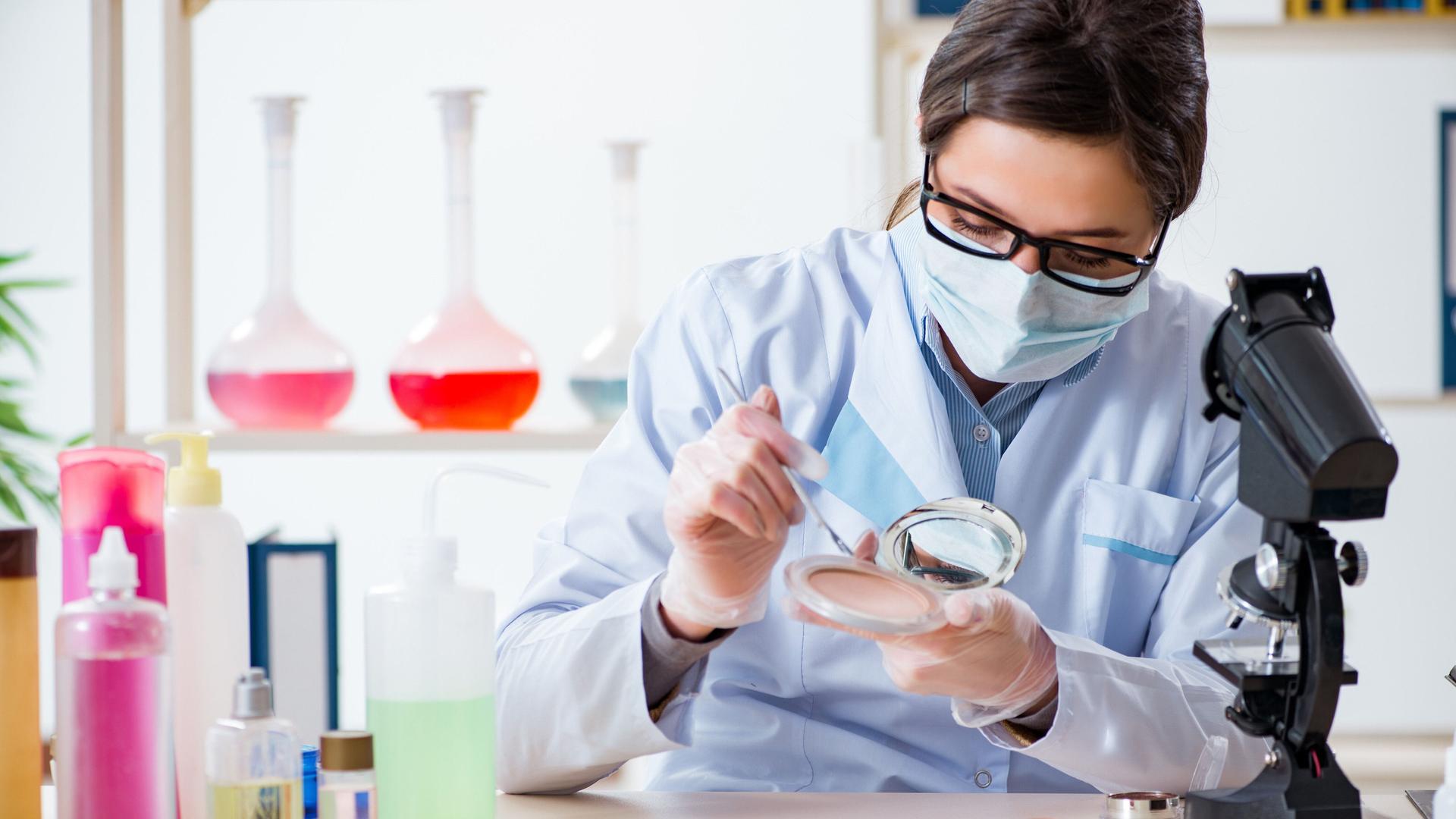 Eine Laborassistentin testet Duftstoffe für ein Kosmetikprodukt. Eine Laborassistentin testet Duftstoffe für ein Kosmetikprodukt.