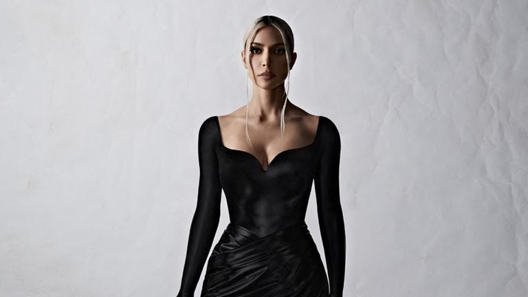 Eine Frau in schwarzem Kleid.