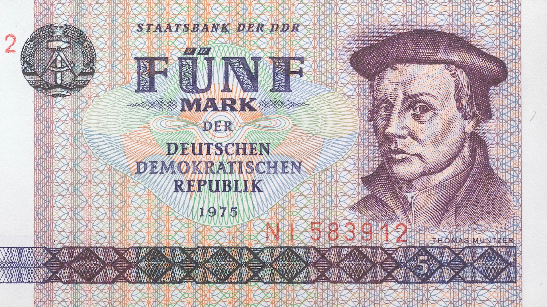 Der hellviolette 5-Markschein der DDR zeigt ein Porträt von Thomas Müntzer.