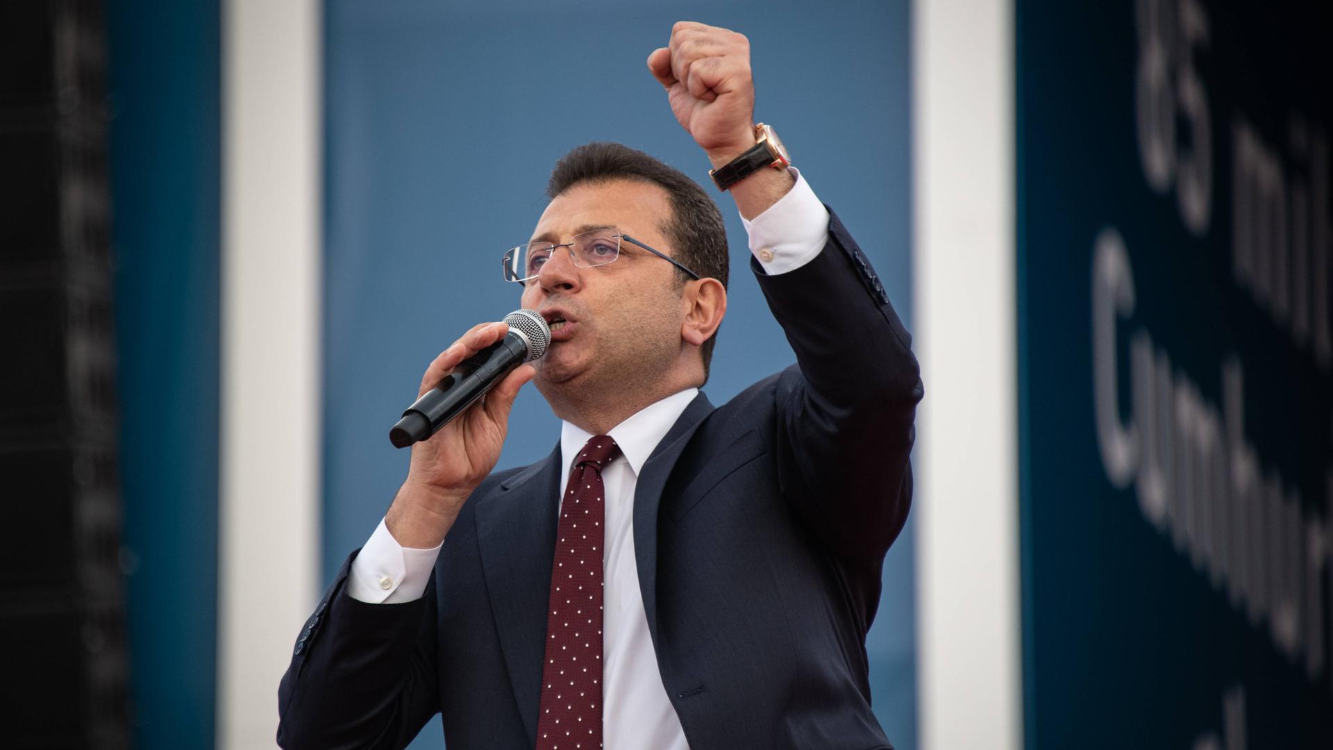 Der türkische Oppositionspolitiker und Bürgermeister von Istanbul, Ekrem Imamoglu, steht auf einer Bühne und spricht zu den Teilnehmern einer Wahlkampfveranstaltung in Istanbul