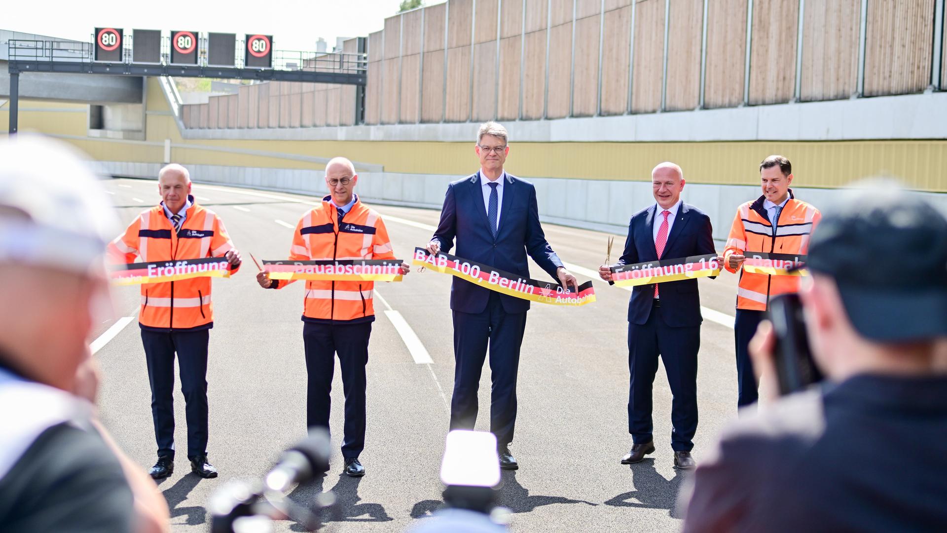 Ronald Normann (l-r), Niederlassungsdirektor der Autobahn GmbH, Dirk Brandenburger, Technischer Geschäftsführer der Autobahn GmbH des Bundes, Patrick Schnieder (CDU), Bundesminister für Verkehr, Kai Wegner (CDU), Regierender Bürgermeister von Berlin, und Michael Güntner, Geschäftsführer der Autobahn GmbH des Bundes, schneiden ein Band durch. Ronald Normann (l-r), Niederlassungsdirektor der Autobahn GmbH, Dirk Brandenburger, Technischer Geschäftsführer der Autobahn GmbH des Bundes, Patrick Schnieder (CDU), Bundesminister für Verkehr, Kai Wegner (CDU), Regierender Bürgermeister von Berlin, und Michael Güntner, Geschäftsführer der Autobahn GmbH des Bundes, schneiden ein Band durch.