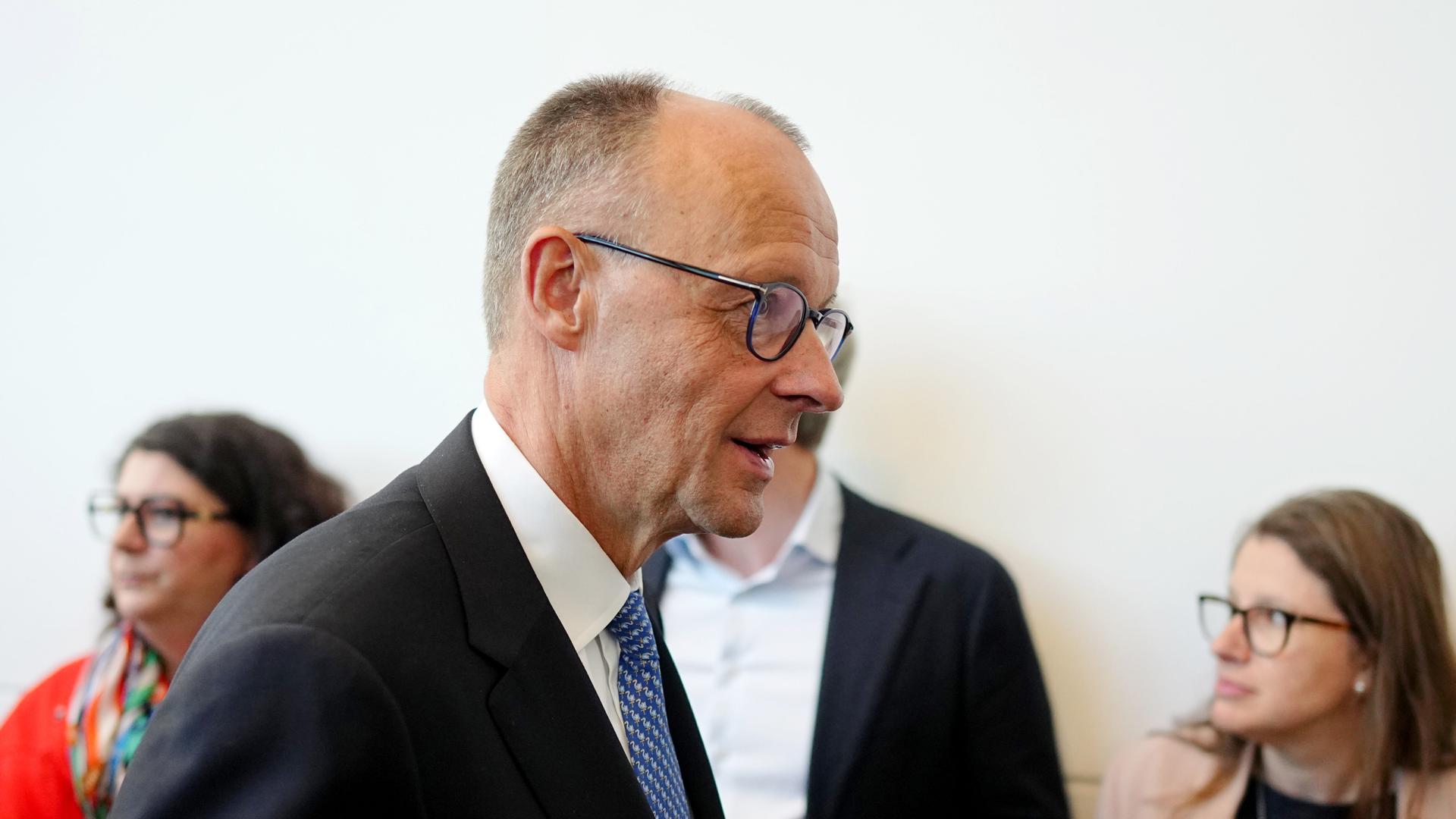 Der designierte Bundeskanzler Friedrich Merz (CDU) verlässt im Bundestag bei der Kanzlerwahl das Unions-Fraktionsbüro. Der designierte Bundeskanzler Friedrich Merz (CDU) verlässt im Bundestag bei der Kanzlerwahl das Unions-Fraktionsbüro.