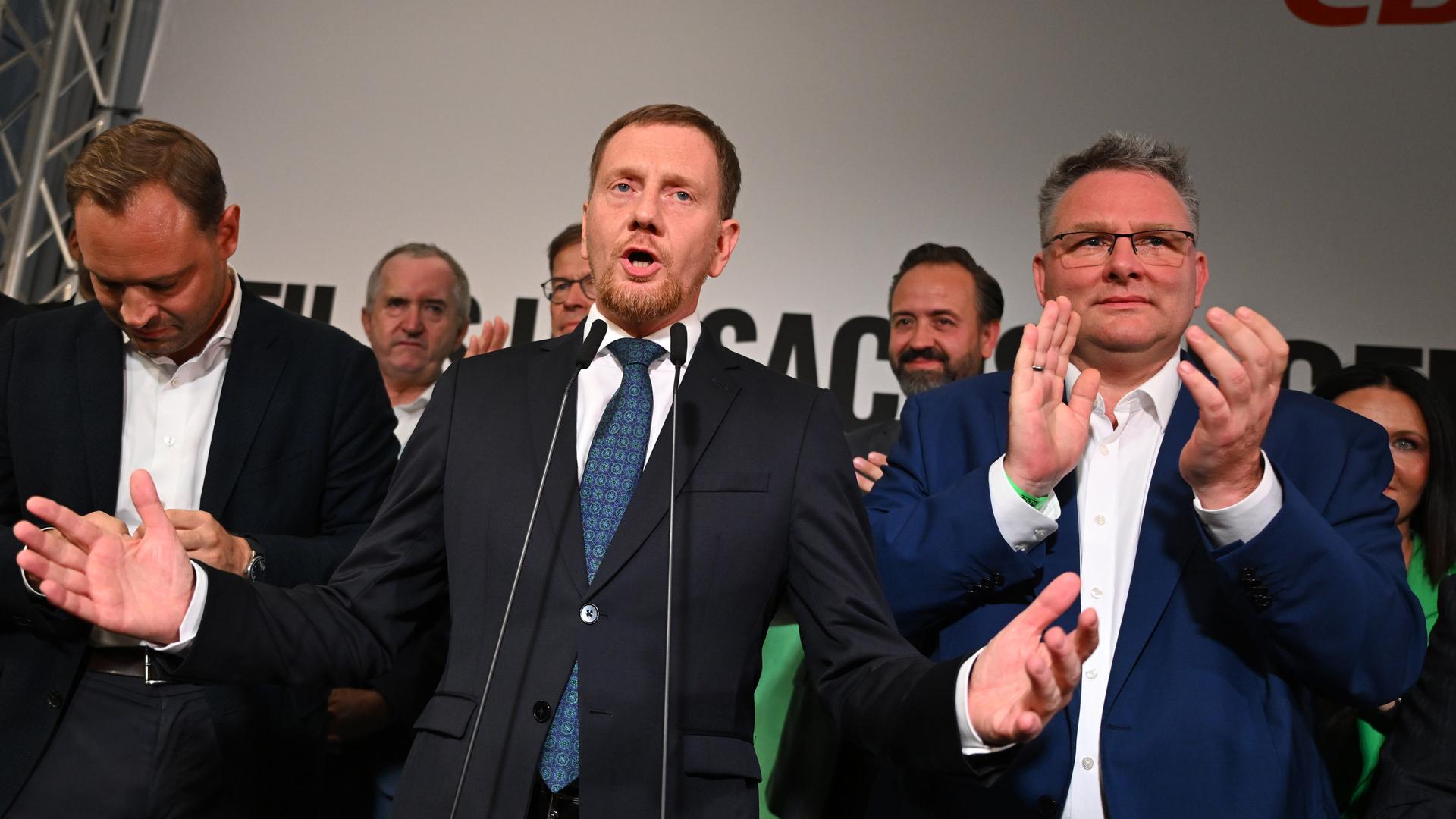 Michael Kretschmer (CDU), amtierender Ministerpräsident von Sachsen und Spitzenkandidat, spricht neben Christian Hartmann (r, CDU), Fraktionsvorsitzender im Sächsischen Landtag,