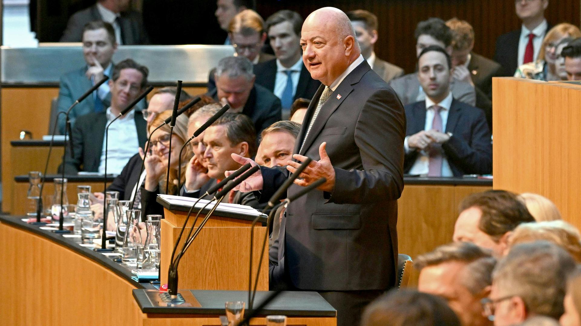 Der österreichische Bundeskanzler Christian Stocker (ÖVP) auf der Regierungsbank anlässlich einer Sondersitzung des Nationalrats mit Regierungserklärung im Parlament.