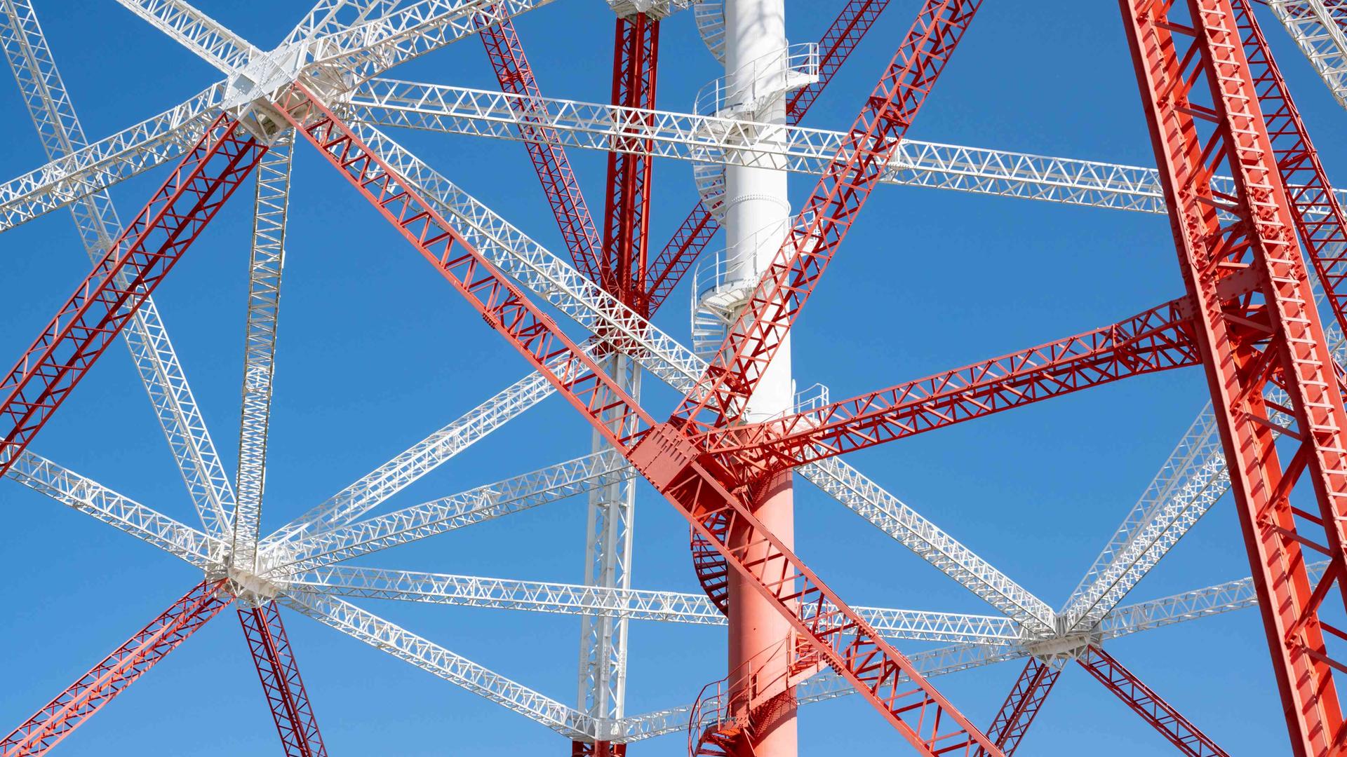 Rote und weiße Starkstrommasten an der Elbe in der Nähe von Hamburg.