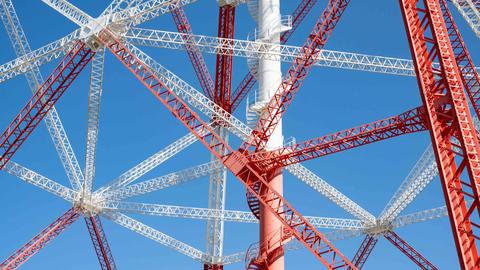 Rote und weiße Starkstrommasten an der Elbe in der Nähe von Hamburg.