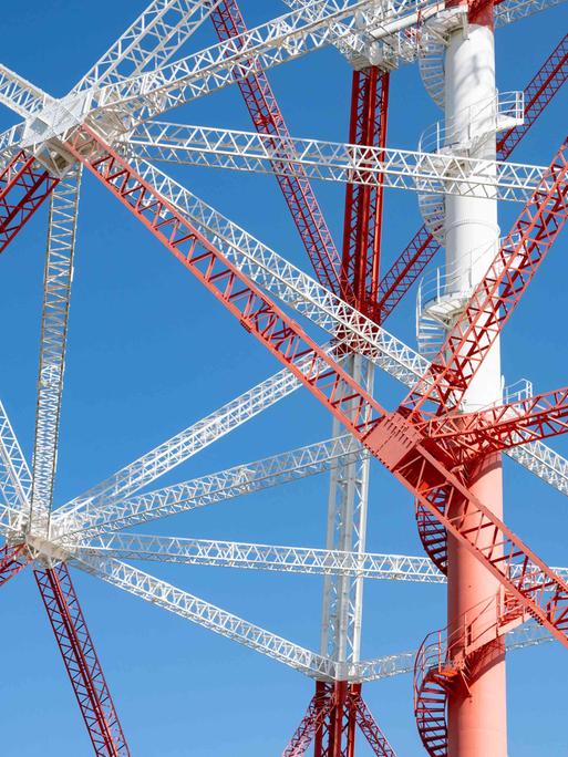 Rote und weiße Starkstrommasten an der Elbe in der Nähe von Hamburg.