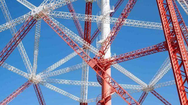 Rote und weiße Starkstrommasten an der Elbe in der Nähe von Hamburg.
