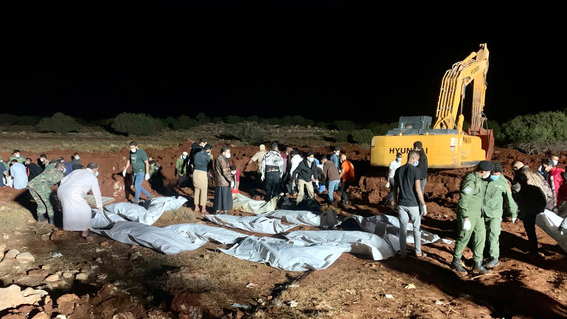 Libyen, Darna: Arbeiter begraben die Leichen der Opfer, die bei dem verheerenden Unwetter mit Überschwemmungen ums Leben gekommen sind.