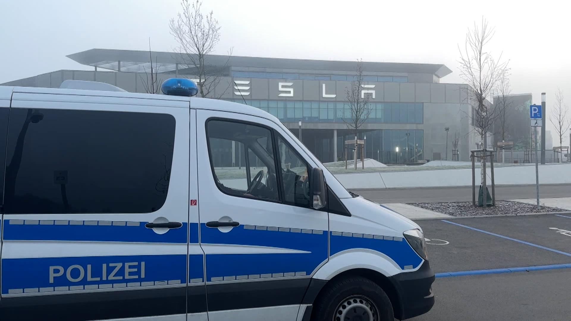 Ein  großes Fahrzeug der Polizei steht in den Morgenstunden auf dem Werksgelände von Tesla im brandenburgischen Grünheide.