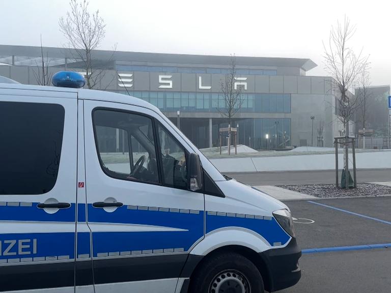 Ein  großes Fahrzeug der Polizei steht in den Morgenstunden auf dem Werksgelände von Tesla im brandenburgischen Grünheide.