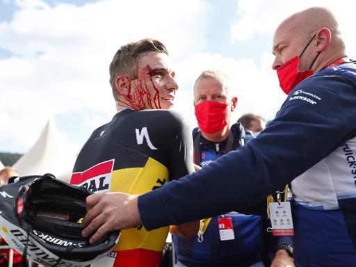 Remco Evenepoel blutet stark an der rechten Schläfe.