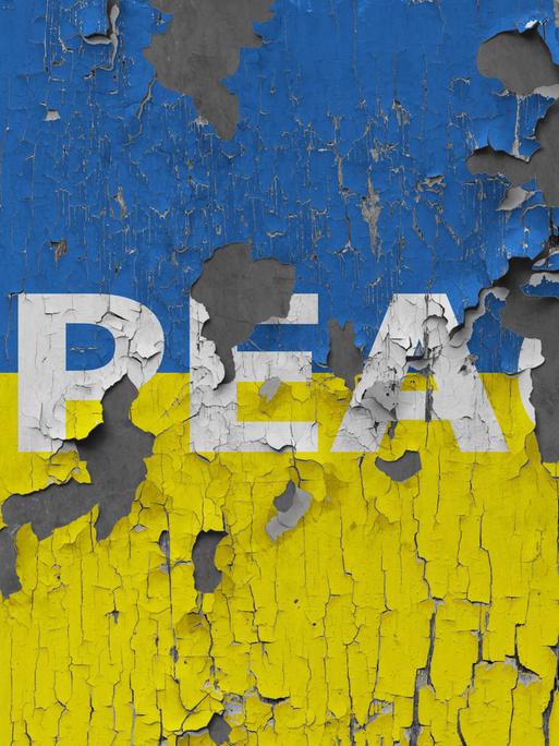 Illustration: Abgeblätterte "Peace" Schrift auf einer Wand in der Ukraine, 2022.