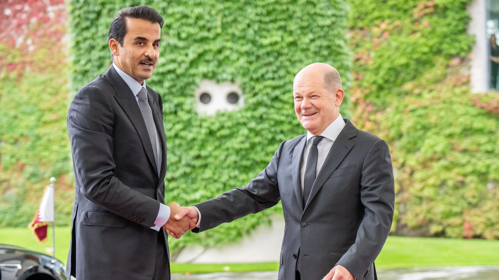 Bundeskanzler Olaf Scholz schüttelt dem Emir von Katar, Scheich Tamim bin Hamad bin Khalifa Al Thani, zur Begrüßung die Hand. Bundeskanzler Olaf Scholz schüttelt dem Emir von Katar, Scheich Tamim bin Hamad bin Khalifa Al Thani, zur Begrüßung die Hand.