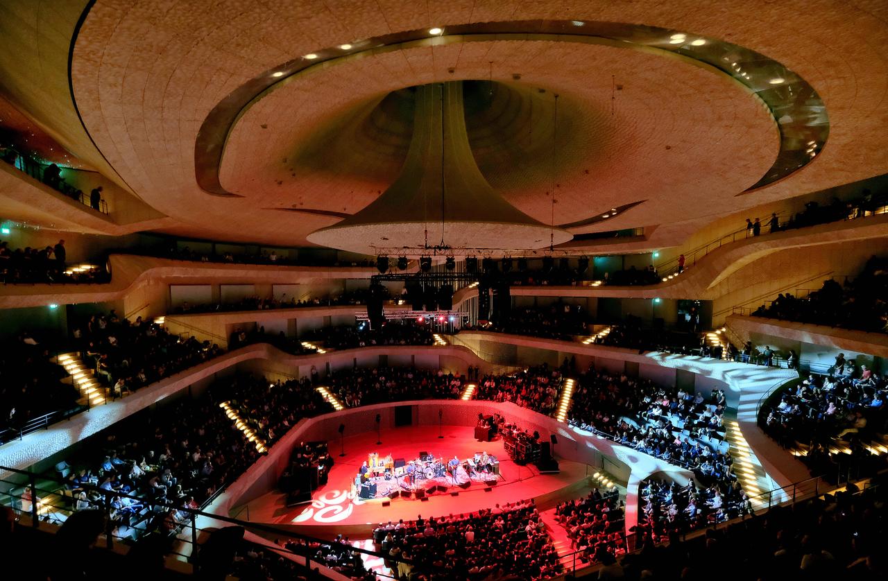 Konzert der amerikanischen Band Wilco im Grossen Saal des Konzerthauses Elbphilharmonie im Hamburger Hafen, 2019.