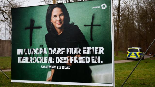 Das Foto zeigt ein Wahl-Plakat von den Grünen mit Politikerin Baerbock. Unbekannte haben Todes-Kreuze darauf gesprüht.