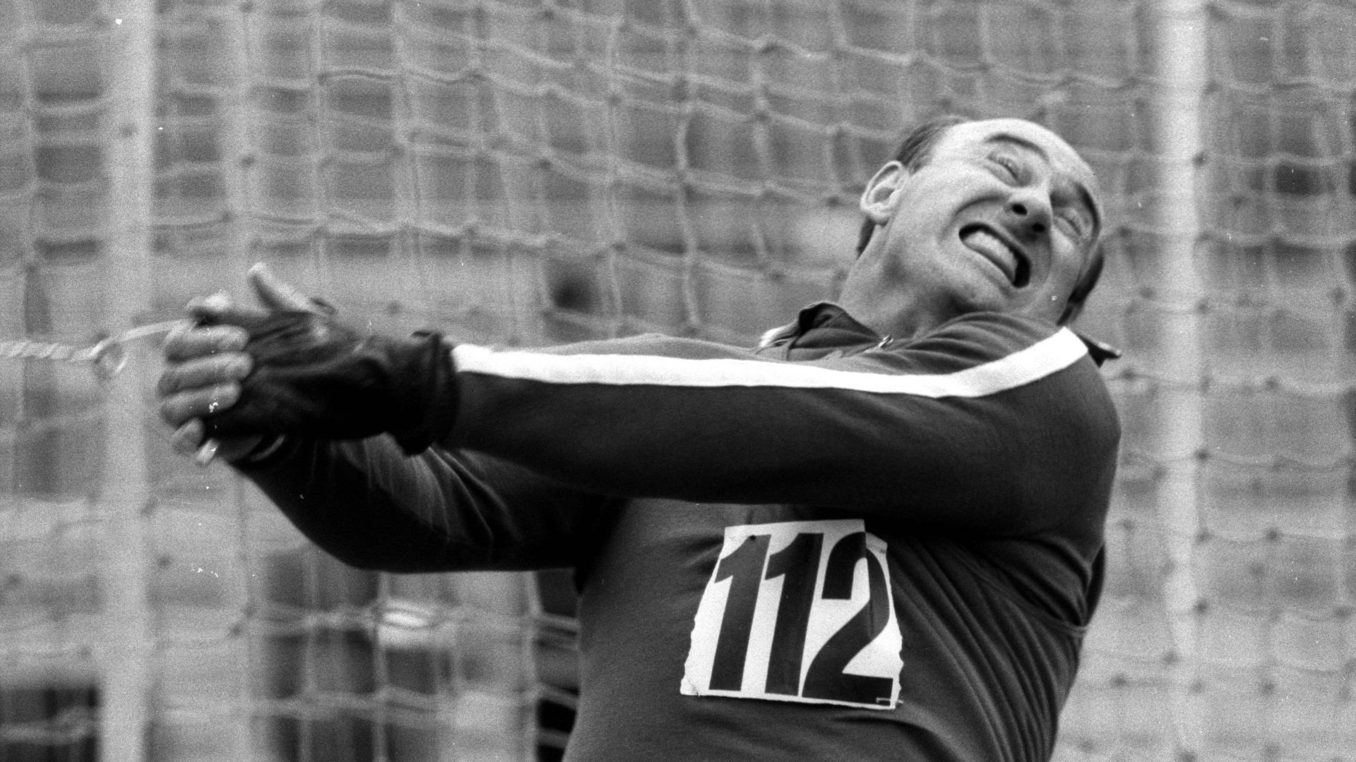 Anatoliy Bondarchuk auf einer Schwarz-Weiß-Aufnahme aus dem Jahr 1972. Er schwingt mit sichtbarer Anstrengung den Hammer und trägt ein Trikot mit der Nummer 112. 