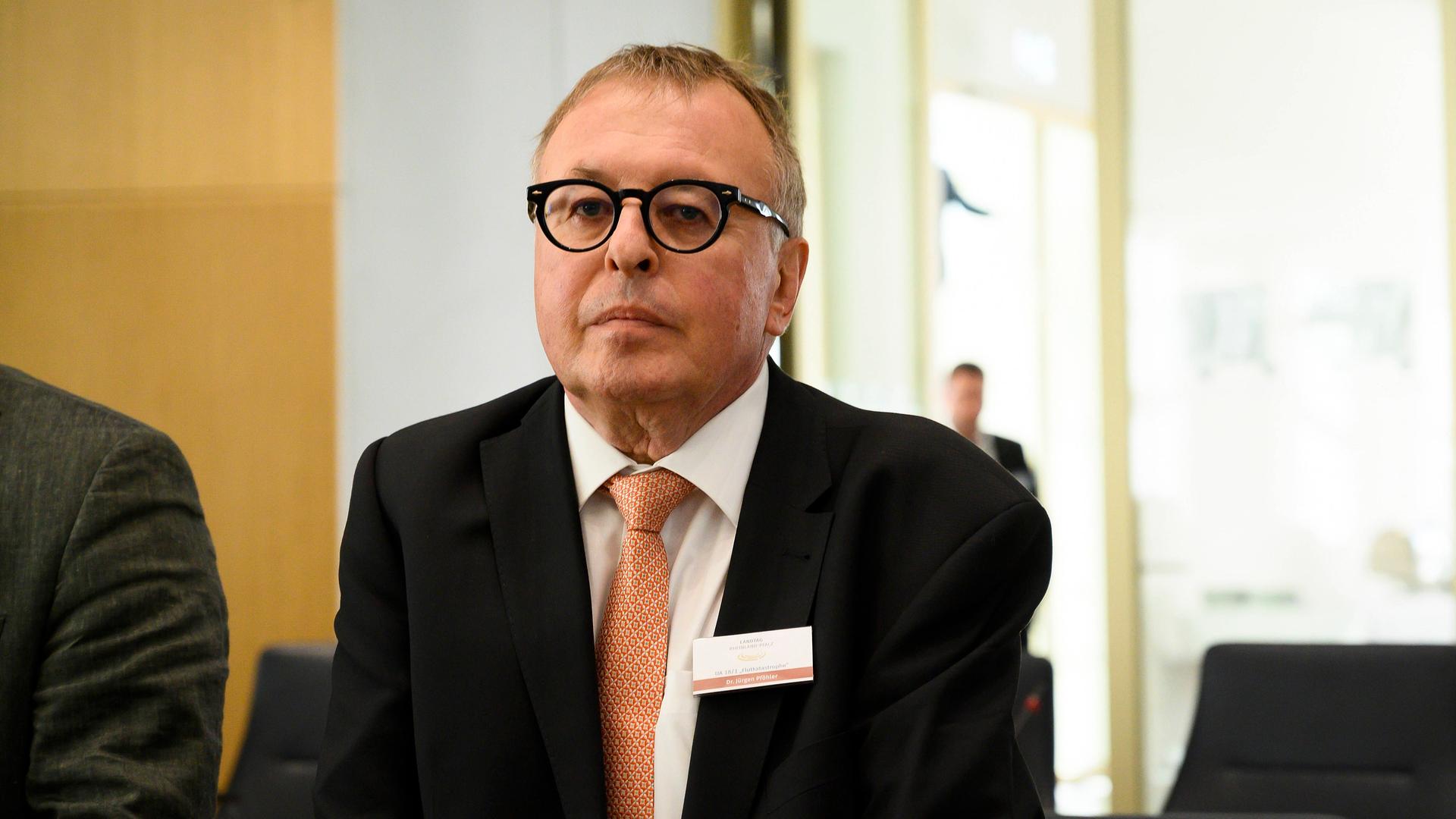 Der ehemalige Landrat des Landkreises Ahrweiler, Jürgen Pföhler, während einer Sitzung des Untersuchungsausschusses im Landtag von Rheinland-Pfalz im Juli 2022. Der ehemalige Landrat des Landkreises Ahrweiler, Jürgen Pföhler, während einer Sitzung des Untersuchungsausschusses im Landtag von Rheinland-Pfalz im Juli 2022.