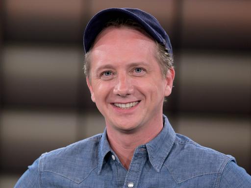Porträt des Schriftstellers und Journalisten Dennis Gastmann mit blauem Cap