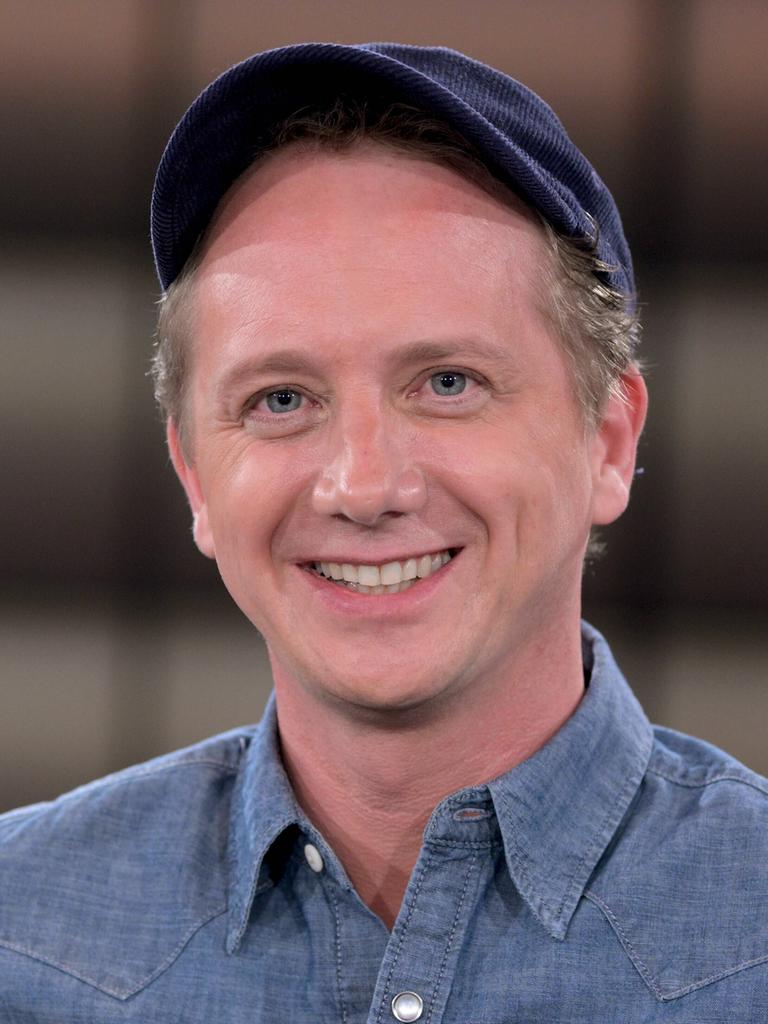 Porträt des Schriftstellers und Journalisten Dennis Gastmann mit blauem Cap