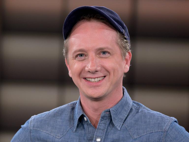 Porträt des Schriftstellers und Journalisten Dennis Gastmann mit blauem Cap