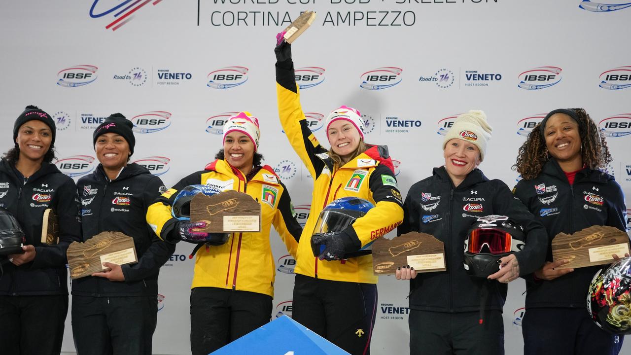 Siegerehrung: Sechs Frauen in Winterkleidung stehen auf einem Podium. In der Mitte in gelben Jacken die deutschen Gewinnerinnen.