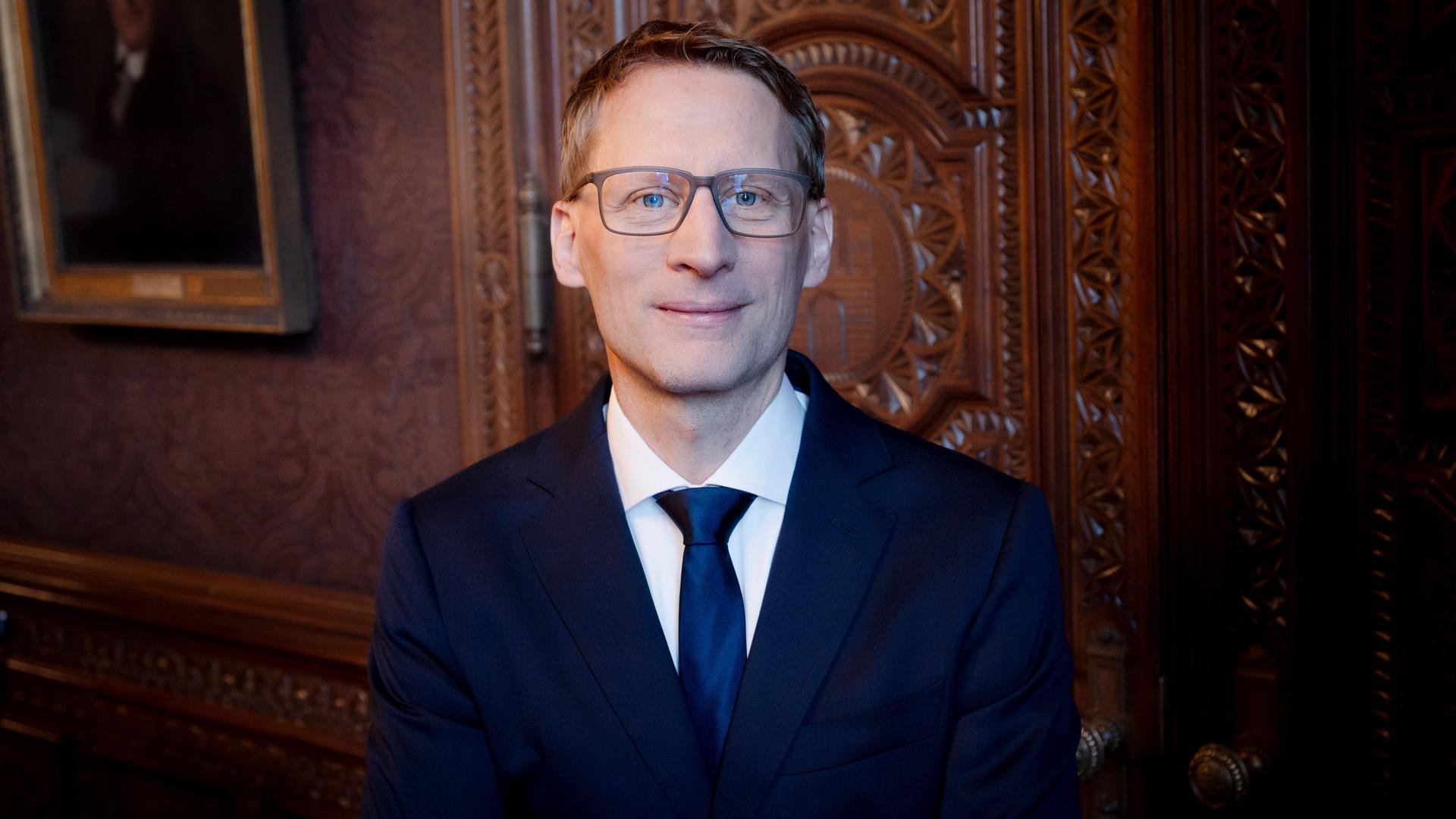 Der Direktor des Instituts für Virologie der Uniklinik Köln, Florian Klein, schaut in die Kamera.