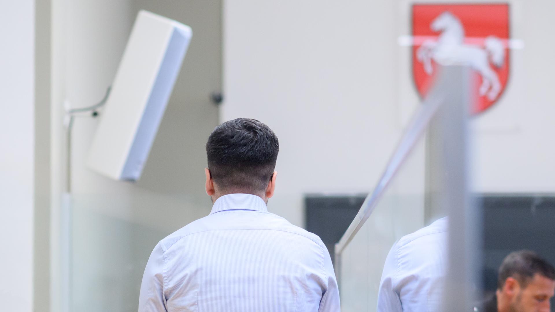 Hannover: Der verurteilte Staatsanwalt kommt im Mai 2025 in den Gerichtssaal im Landgericht Hannover. Hannover: Der verurteilte Staatsanwalt kommt im Mai 2025 in den Gerichtssaal im Landgericht Hannover.