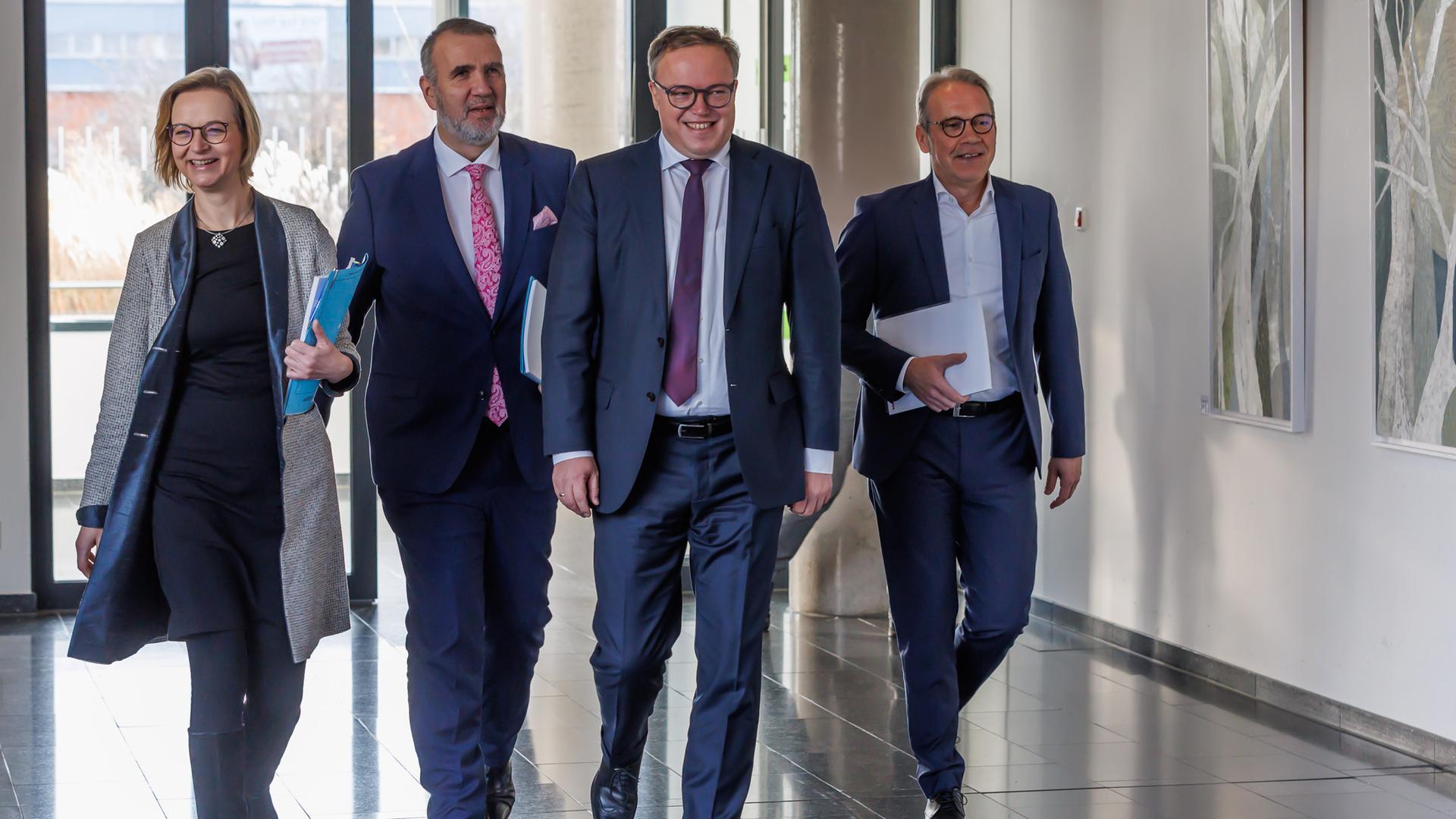 Katja Wolf (Fraktionsvorsitzende BSW), Steffen Schütz (Stellvertretender Fraktionsvorsitzender BSW), Mario Voigt (Fraktionsvorsitzender CDU), Georg Maier (SPD, geschäftsführender Innenminister) auf dem Weg, um den Koalitionsvertrag vorzustellen. 