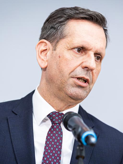 Olaf Lies (SPD), Wirtschaftsminister von Niedersachsen, spricht während einer Pressekonferenz in ein Mikrophon 