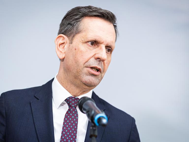 Olaf Lies (SPD), Wirtschaftsminister von Niedersachsen, spricht während einer Pressekonferenz in ein Mikrophon 