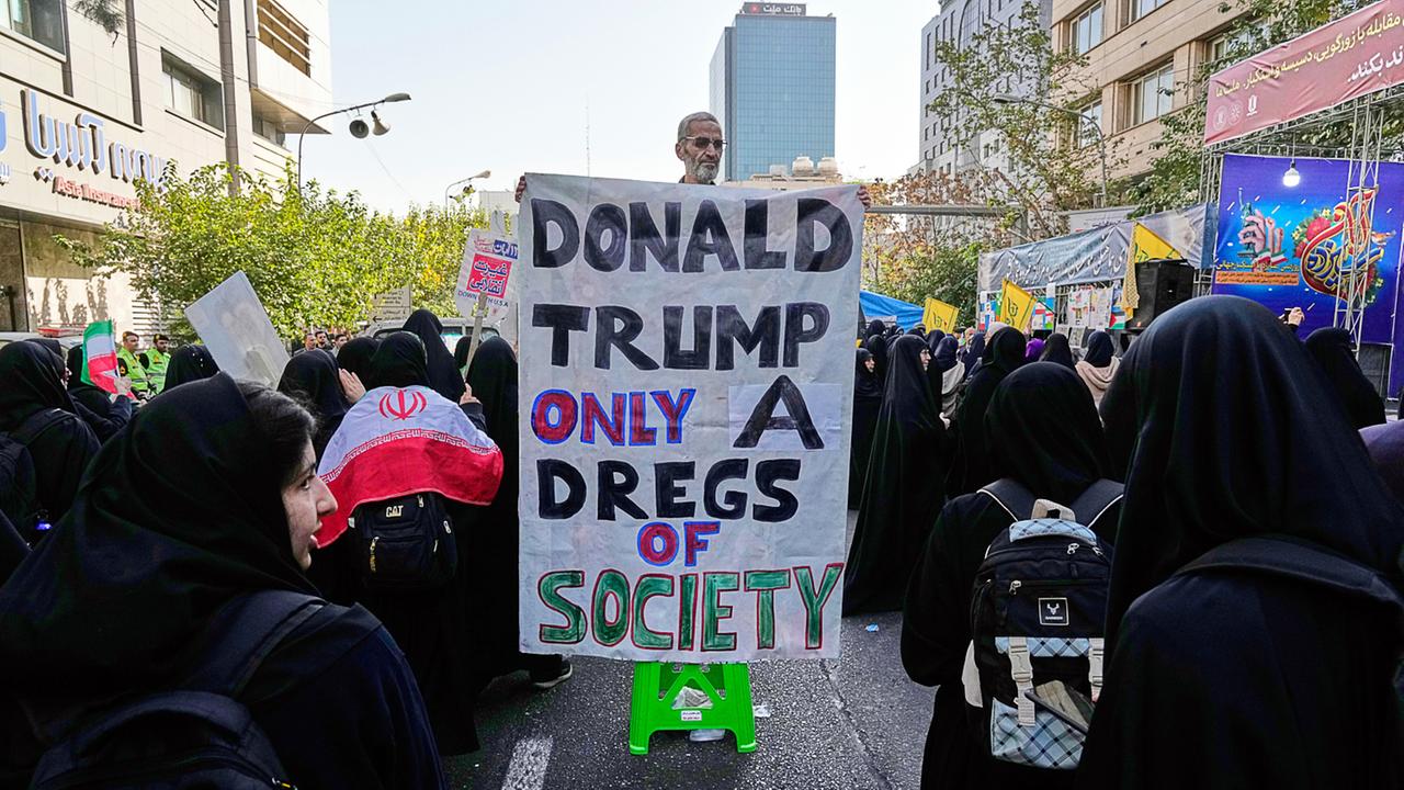 Ein Demonstrant hält ein Transparent mit der Aufschrift "Donald Trump - only a dregs of society" (nur der Bodensatz der Gesellschaft) gegen den US-Präsidenten Trump.