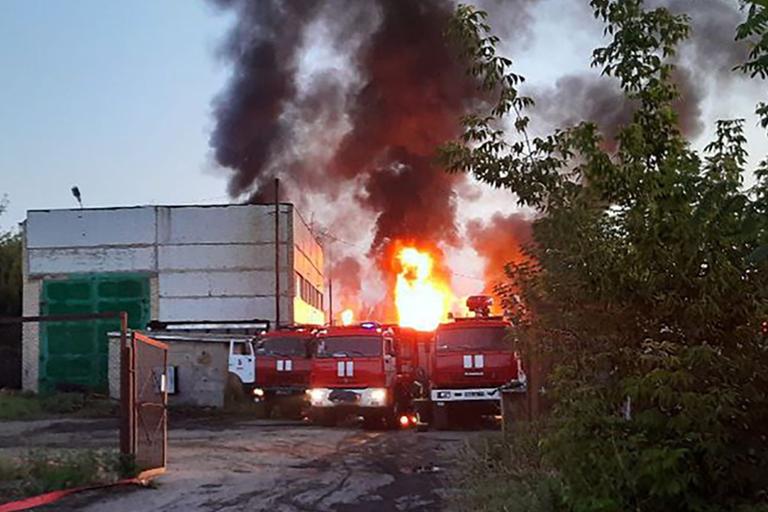 Feuerwehrwagen stehen an einem Öllager in der Region Donezk in der Ukraine, das nach einem russischen Angriff in Brand geraten ist.