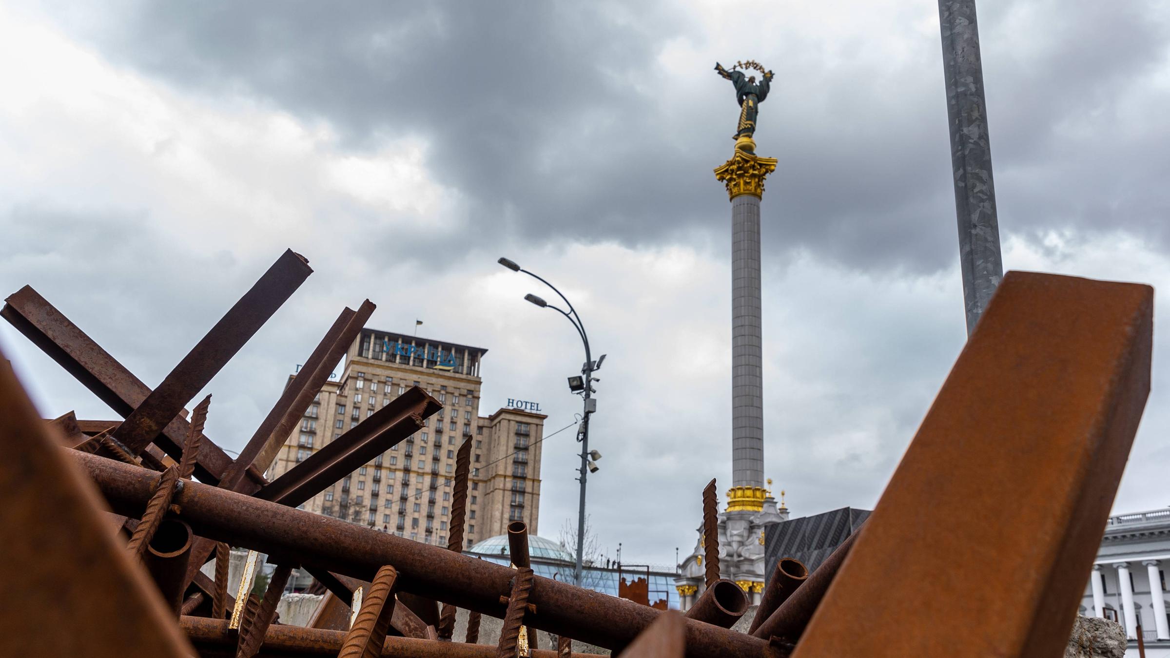 Panzersperren vor der Unabhängigkeitsstatue auf dem Kiewer Maidan-Platz
