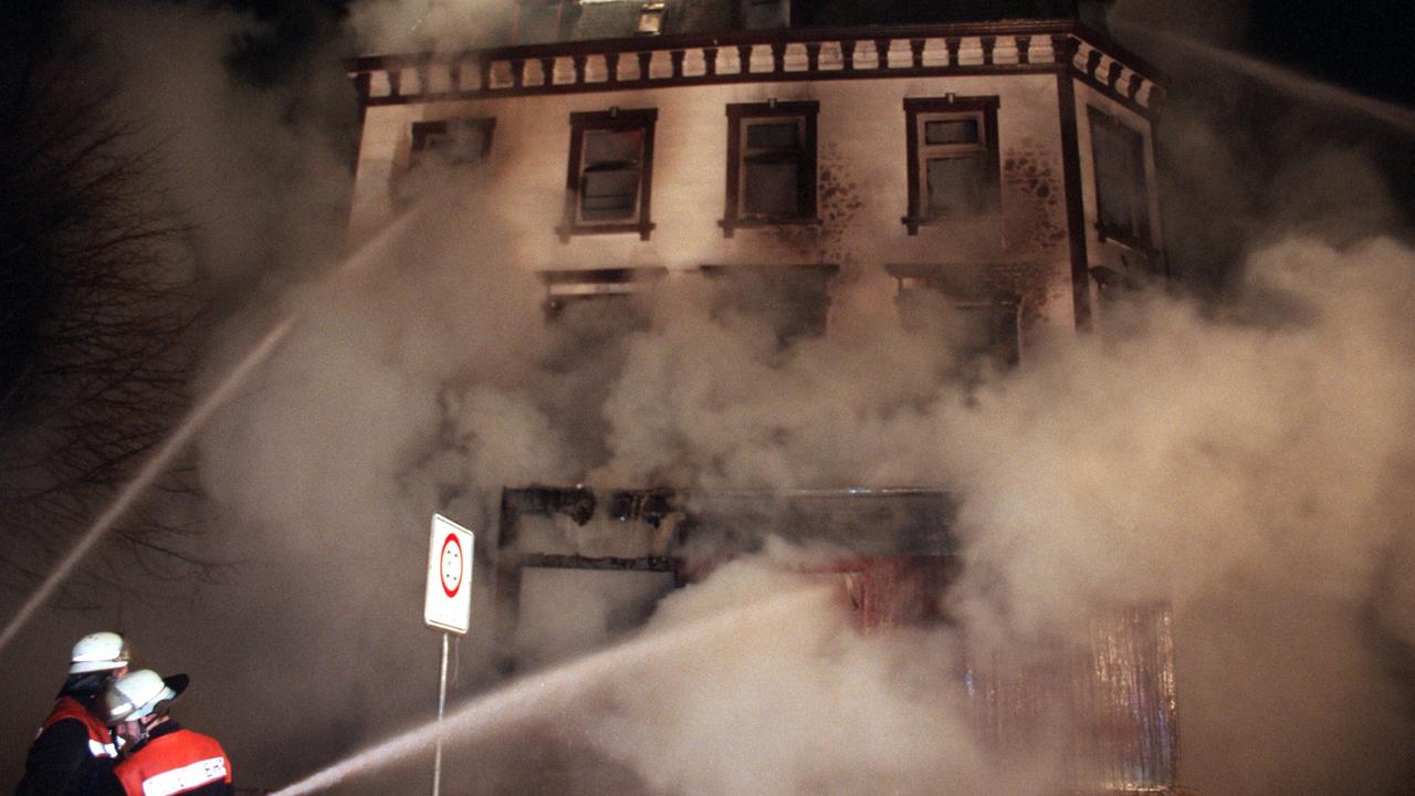 Feuerwehrmänner beim Löschen eines Feuers in einer Flüchtlingsunterkunft in Lübeck. Bei dem Brandanschlag sind am 18. Januar 1996 zehn Menschen getötet worden.