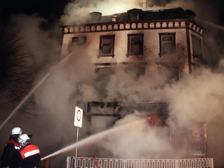 Feuerwehrmänner beim Löschen eines Feuers in einer Flüchtlingsunterkunft in Lübeck. Bei dem Brandanschlag sind am 18. Januar 1996 zehn Menschen getötet worden.