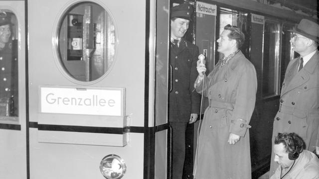 Schwarz-Weiß-Aufnahme: Eröffnung der U-Bahnlinie Tegel am Kurt-Schumacher-Platz