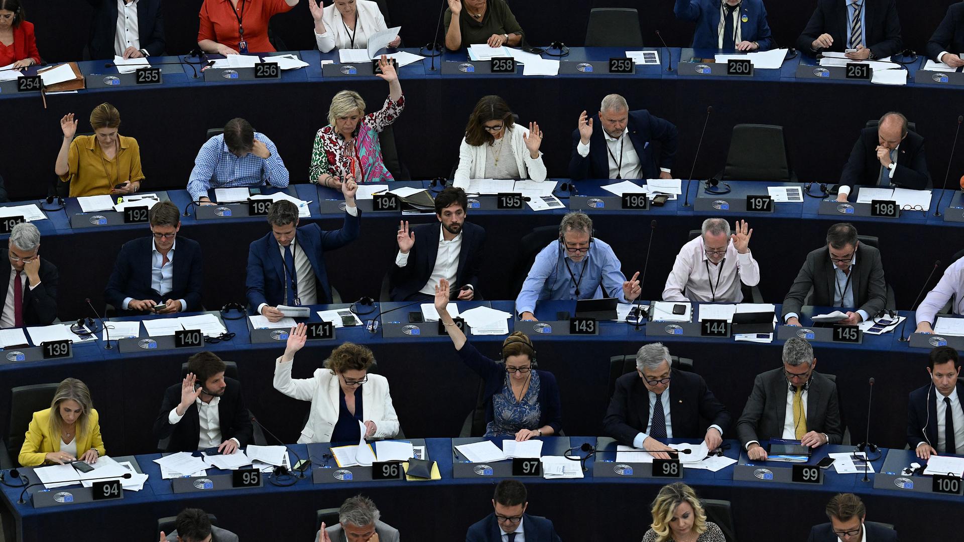 Viele der Mitglieder des Europaparlaments heben die Hände zur Abstimmung.