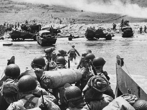Amerikanische Truppen sitzen dicht gedrängt auf einer Fähre und bereiten sich auf die Landung in Omaha Beach vor.