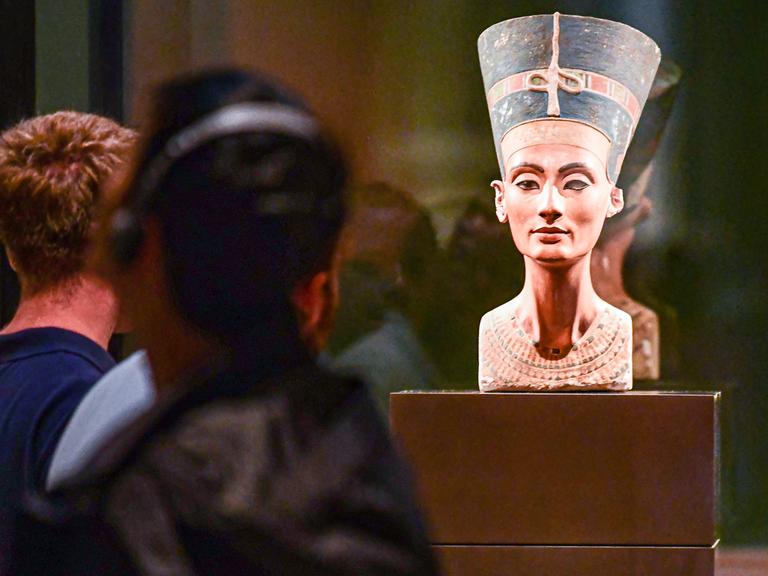 Besucher schauen sich die Büste der Nofretete im Neuen Museum auf der Museumsinsel in Berlin an. 