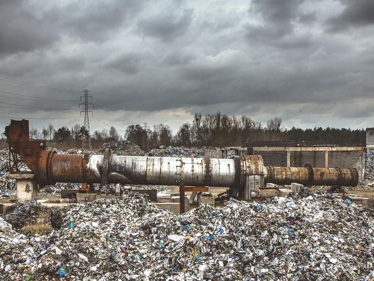 Blick über eine illegale Mülldeponie mit Plastikmüll.