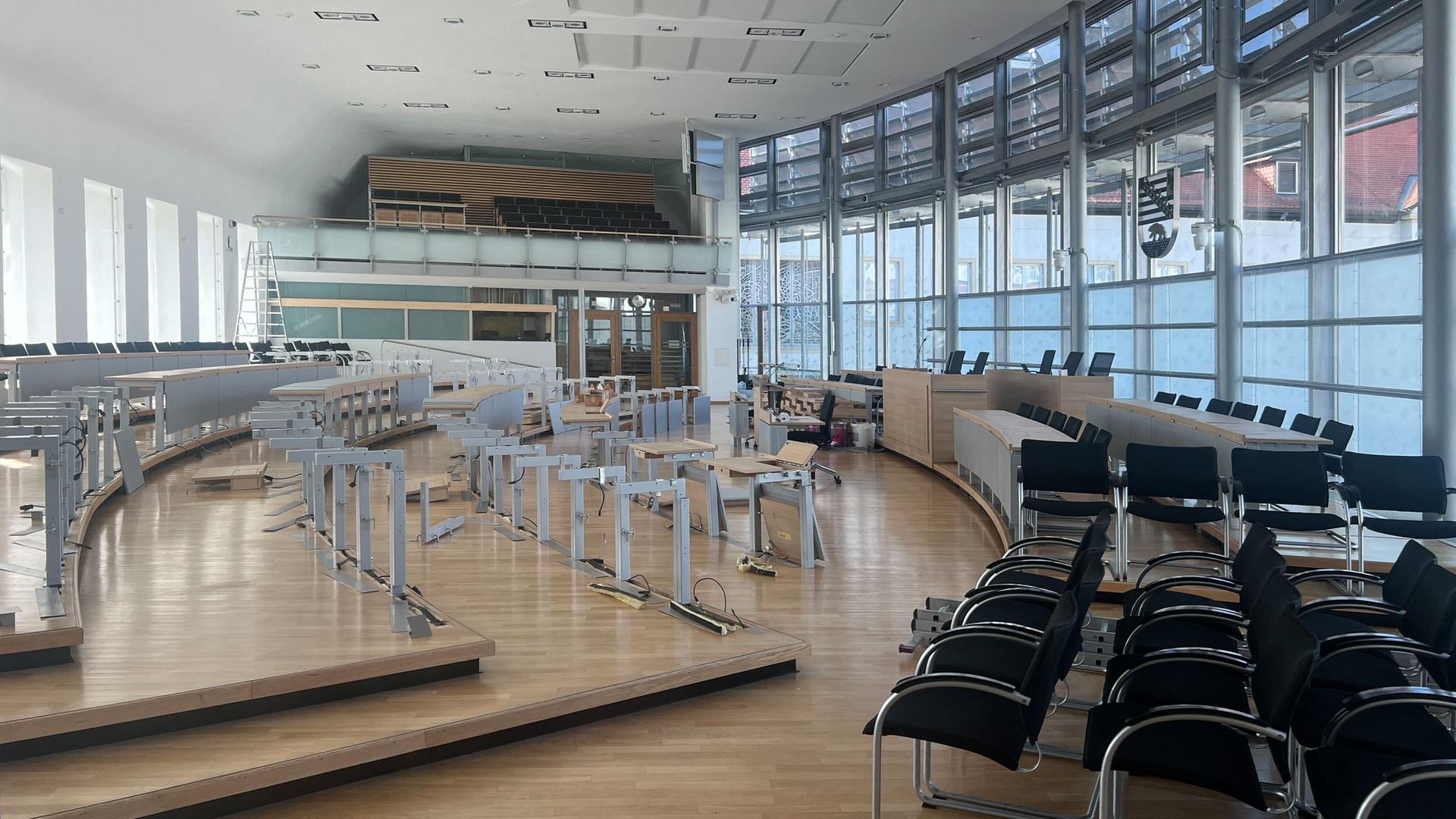 Blick in den Plenarsaal des Magdeburger Landtags. Auf der rechten Seite stehen Stühle, im Zentrum mehrere Tischgestelle ohne Tischplatten.
