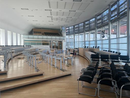 Blick in den Plenarsaal des Magdeburger Landtags. Auf der rechten Seite stehen Stühle, im Zentrum mehrere Tischgestelle ohne Tischplatten. Blick in den Plenarsaal des Magdeburger Landtags. Auf der rechten Seite stehen Stühle, im Zentrum mehrere Tischgestelle ohne Tischplatten.